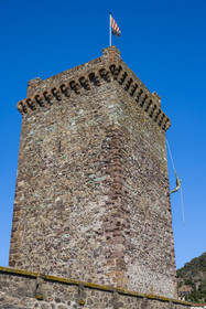 France, Alpes-Maritimes (06), Mandelieu-la-Napoule, chateau de La Napoule (XII-XIXe siècle) reconstruit en grande partie au début du XXème siècle par le couple américain Henry et Marie Clews, il abrite désormais le Clews Center for the Arts, Le Grand Arc-boutant bronze du sculpteur Nicolas Lavarenne est suspendue à la tour Sarrazine