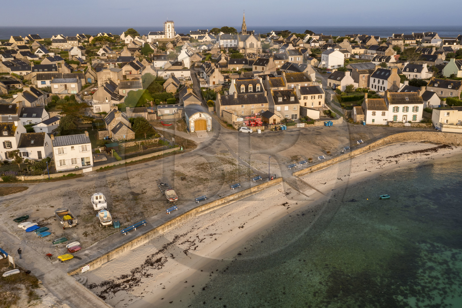 France, Finistère (29), Mer d'Iroise, archipel de Molène, Ile de Molène, la plage du port, l'abri de l’ancien canot de sauvetage à rames, le sémaphore et l'église Saint-Ronan au petit matin (vue aérienne)
