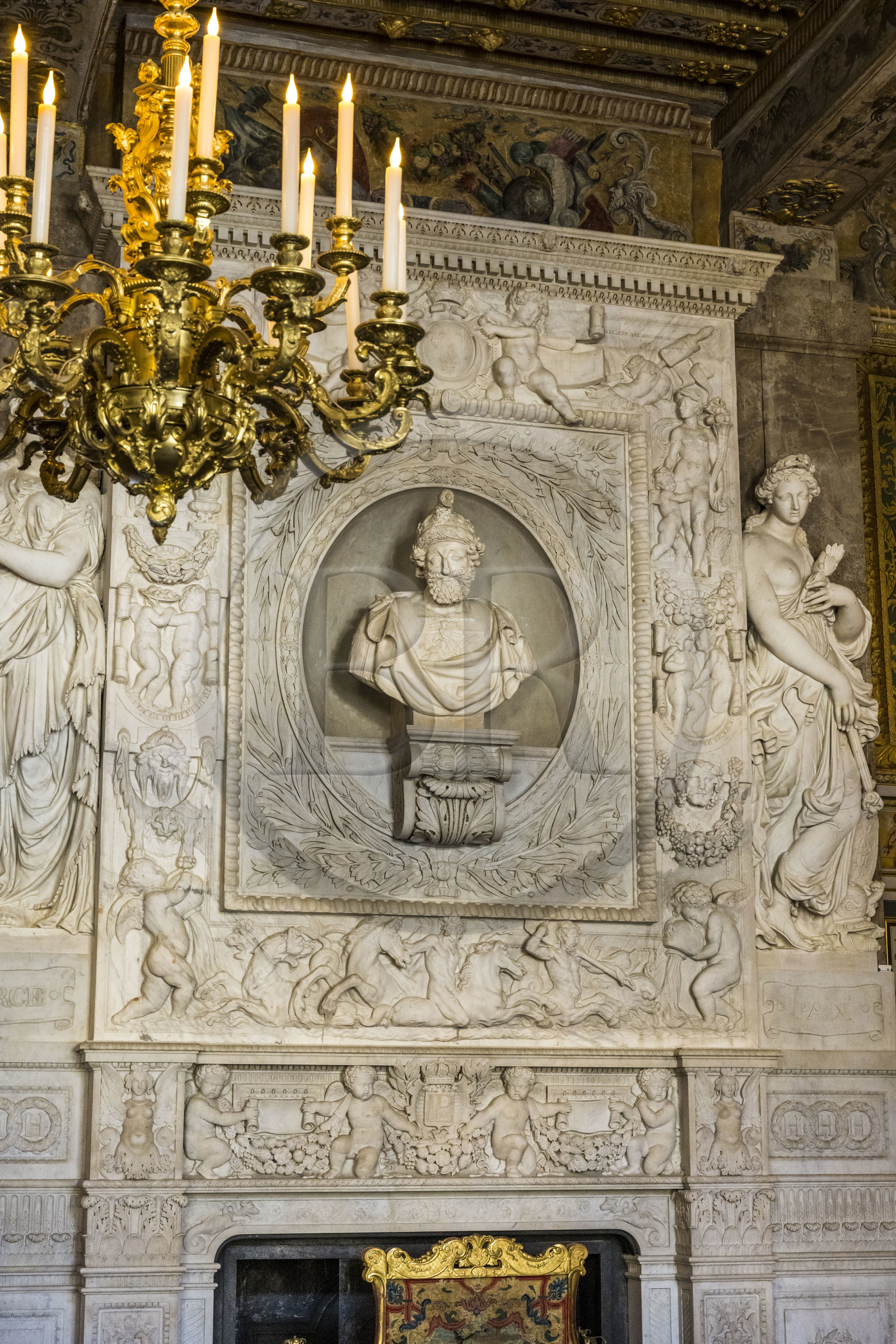France, Seine-et-Marne (77), Fontainebleau, chateau de Fontainebleau, classé Patrimoine Mondial par l'UNESCO, la salle des Gardes, cheminée monumentale en marbre ornée d'un buste d'Henri IV réalisé en 1600, attribué à Mathieu Jacquet