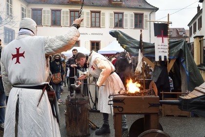 France, Haut-Rhin (68), Ribeauvillé, le marché de Noël médiéval, les templiers sont aussi présents à la forge en plein air