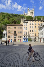 France, Rhône (69), Lyon, site historique classé Patrimoine Mondial de l'UNESCO, Vieux Lyon, place Saint Jean dominée par la basilique Notre-Dame de Fourvière