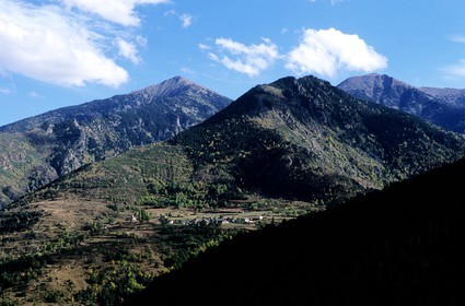 France, Pyrénées-Orientales (66), le petit hameau de Prats-Balaguer à flanc de montagne dans le Haut-Conflent