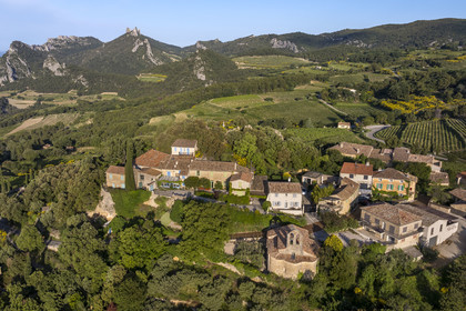 France, Vaucluse (84), Dentelles de Montmirail, le village de Suzette entouré par le vignoble, le Clapis prolongé par le Grand Montmirail à gauche, les Dentelles Sarrasines au centre et le Grand Travers à droite en arrière plan (vue aérienne)