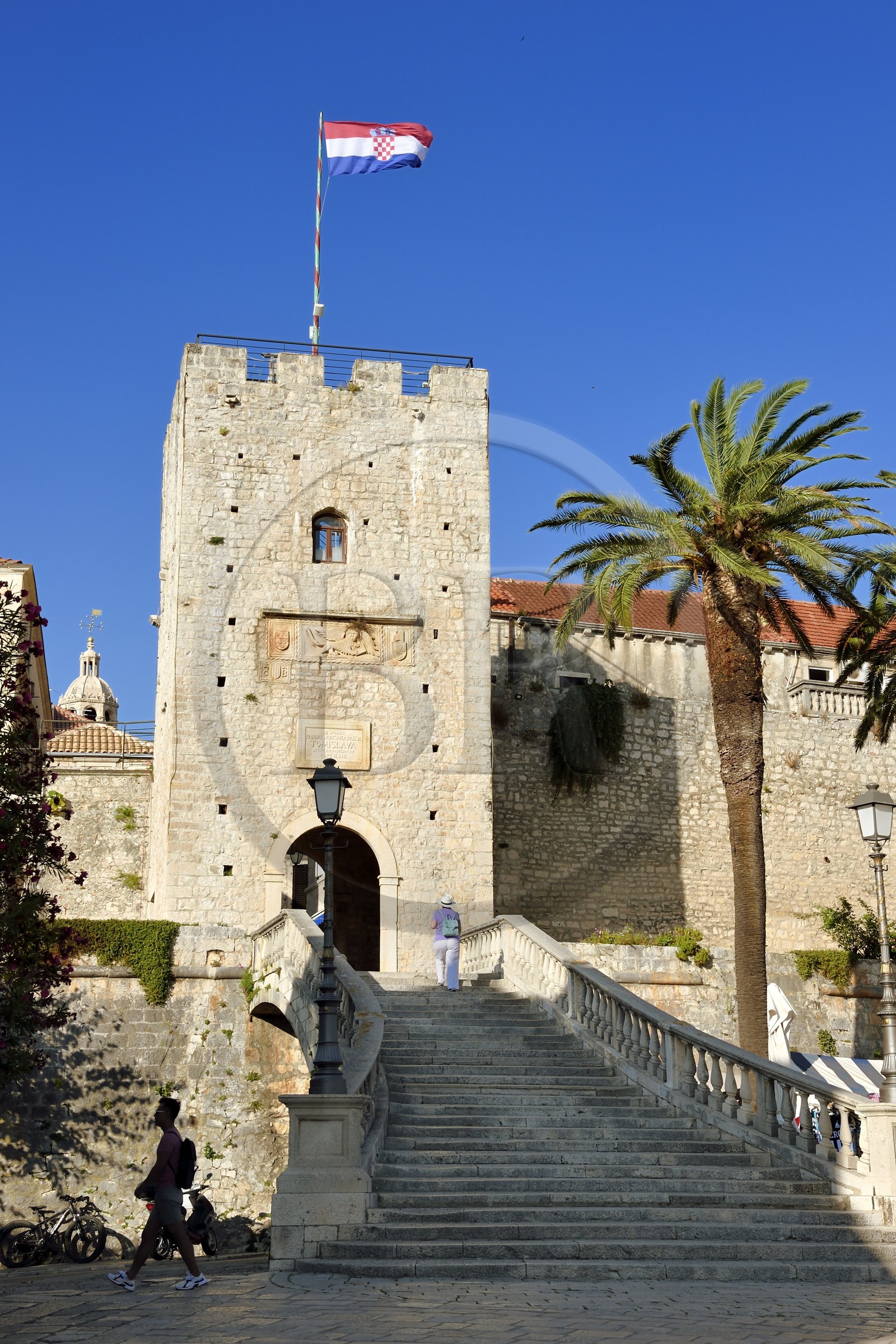 Croatie, Dalmatie, cote dalmate, Ile de Korcula, ville de Korcula, la tour Revelin ou porte méridionale à l'entrée de la vieille ville