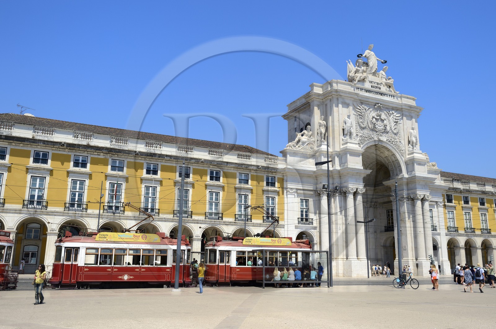 Portugal, Lisbon, Baixa Pombal district, Praca do Comercio (Commerce Square), Triumphal Arch of Rua Augusta (Arco da Rua Augusta) and tourist tram (electricos)