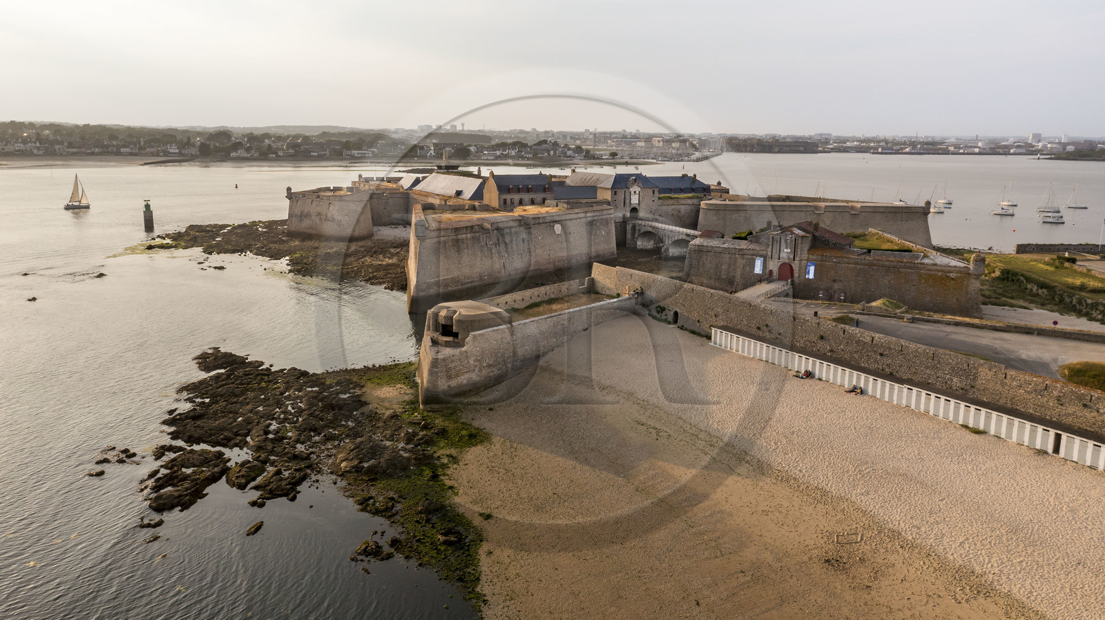 France, Morbihan (56), Port-Louis, la citadelle de Port-Louis remaniée par Vauban à l'entrée de la rade de Lorient, musée de la Compagnie des Indes et la Grande Plage de Port-Louis au pied des remparts (vue aérienne) France, Morbihan (56), Port-Louis, la citadelle de Port-Louis remaniée par Vauban à l'entrée de la rade de Lorient, musée de la Compagnie des Indes et la Grande Plage de Port-Louis au pied des remparts (vue aérienne)