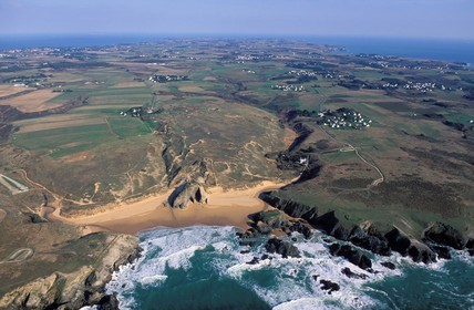 France, Morbihan (56), Belle-Île, côte sauvage, la plage de Port Donnant (vue aérienne)