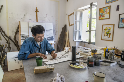 France, Bouches-du-Rhône (13), Marseille, Le Couvent, tiers-lieu, un grand jardin rue Levat mais aussi un lieu culturel hybride avec sa cité d’artistes, des expositions, des concerts ou encore des projets ouverts au voisinage, atelier de l'artiste japonais Takeshi Jonoo dans deux anciennes cellules regroupées de religieuses