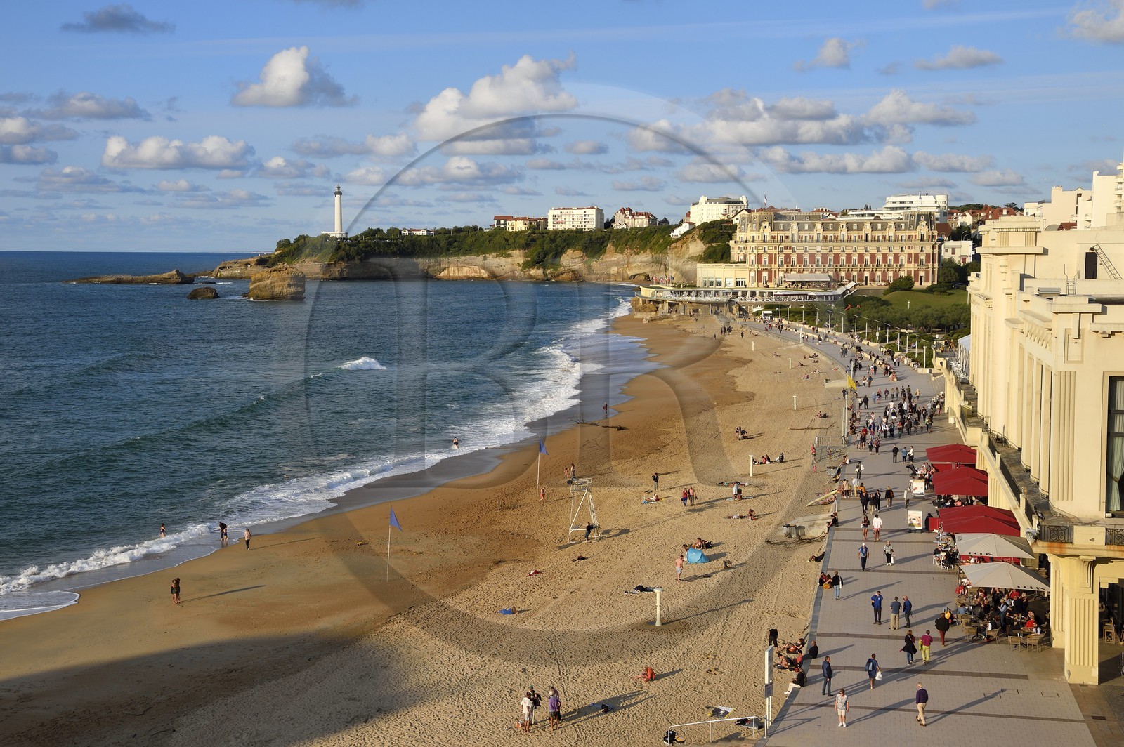 France, Pyrénées-Atlantiques (64), Pays-Basque, Biarritz, la Grande Plage, le casino, l'Hotel du Palais et le phare