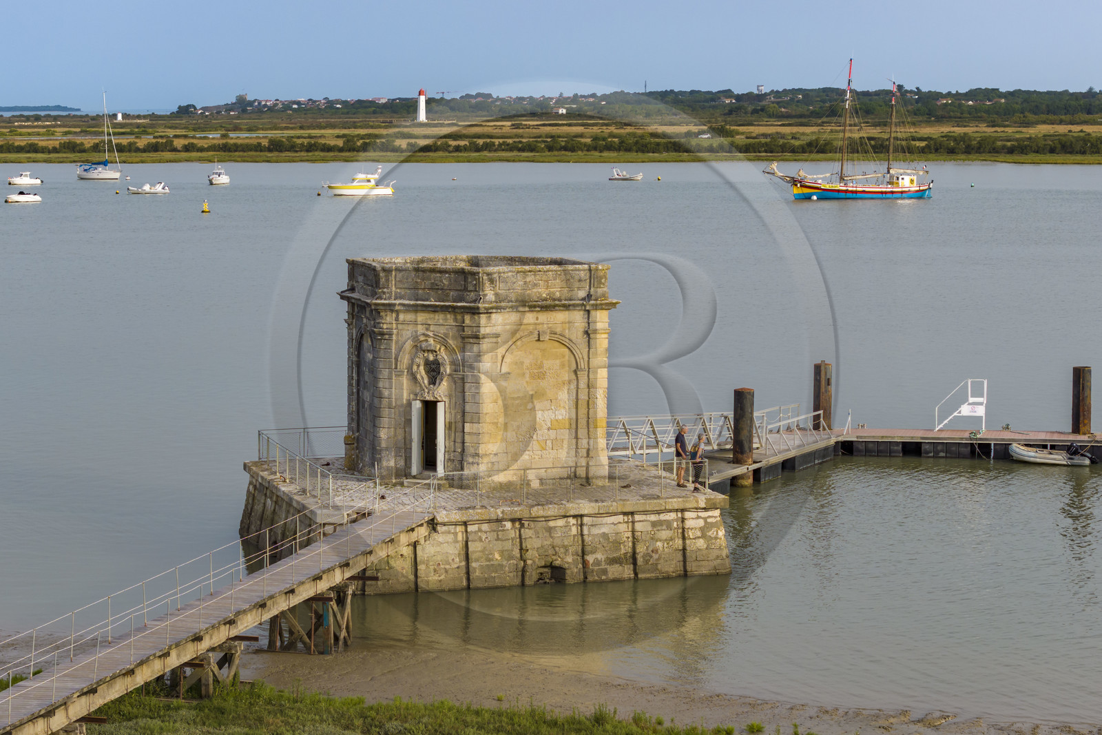 France, Charente-Maritime (17), Saint-Nazaire-sur-Charente, la Fontaine Royale de Lupin en bordure de la Charente est la plus remarquable des trois dernières aiguades existantes (vue aérienne)