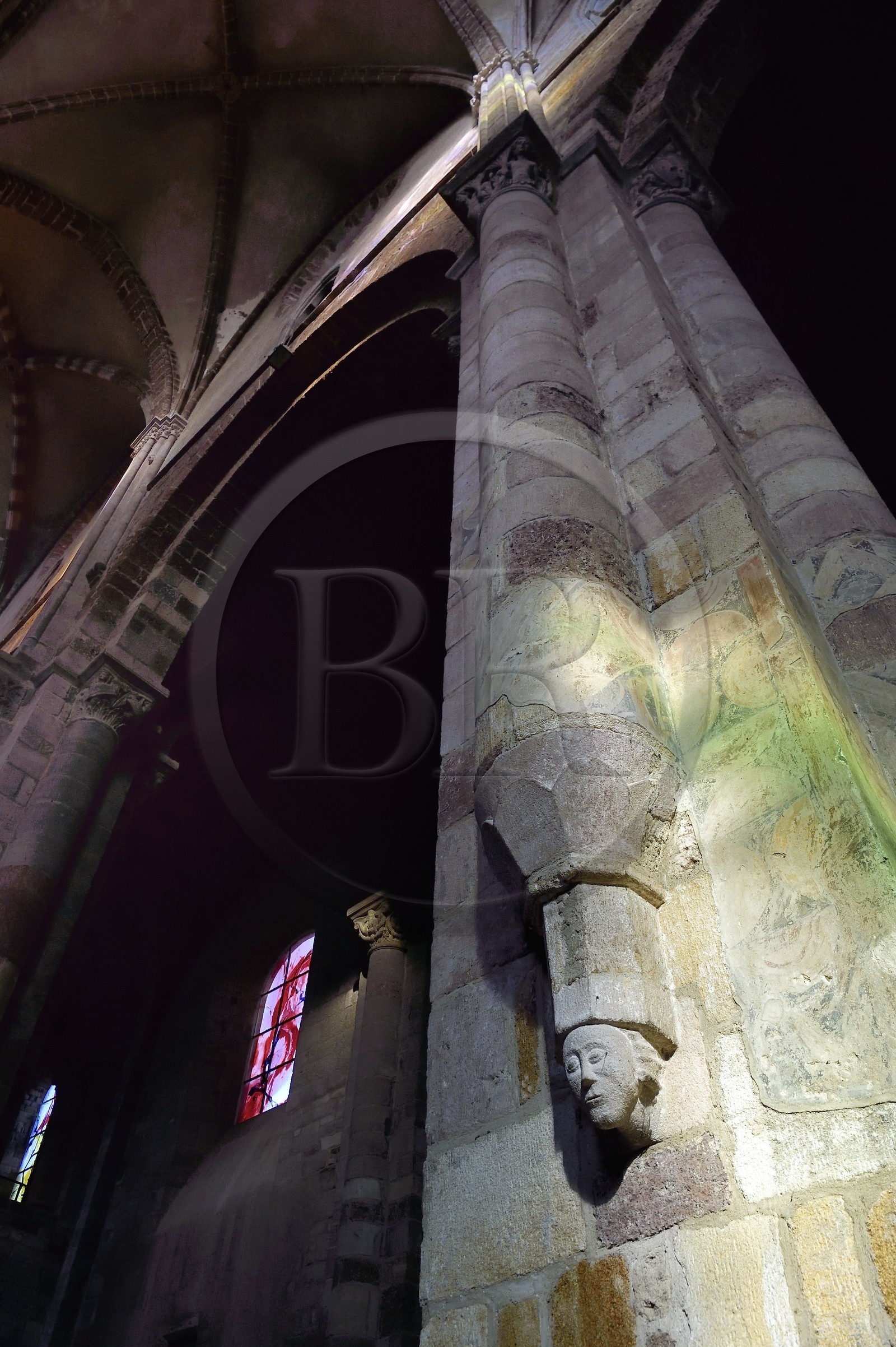France, Haute-Loire (43), Brioude, la Basilique Saint-Julien de Brioude de style roman auvergnat, pillar base