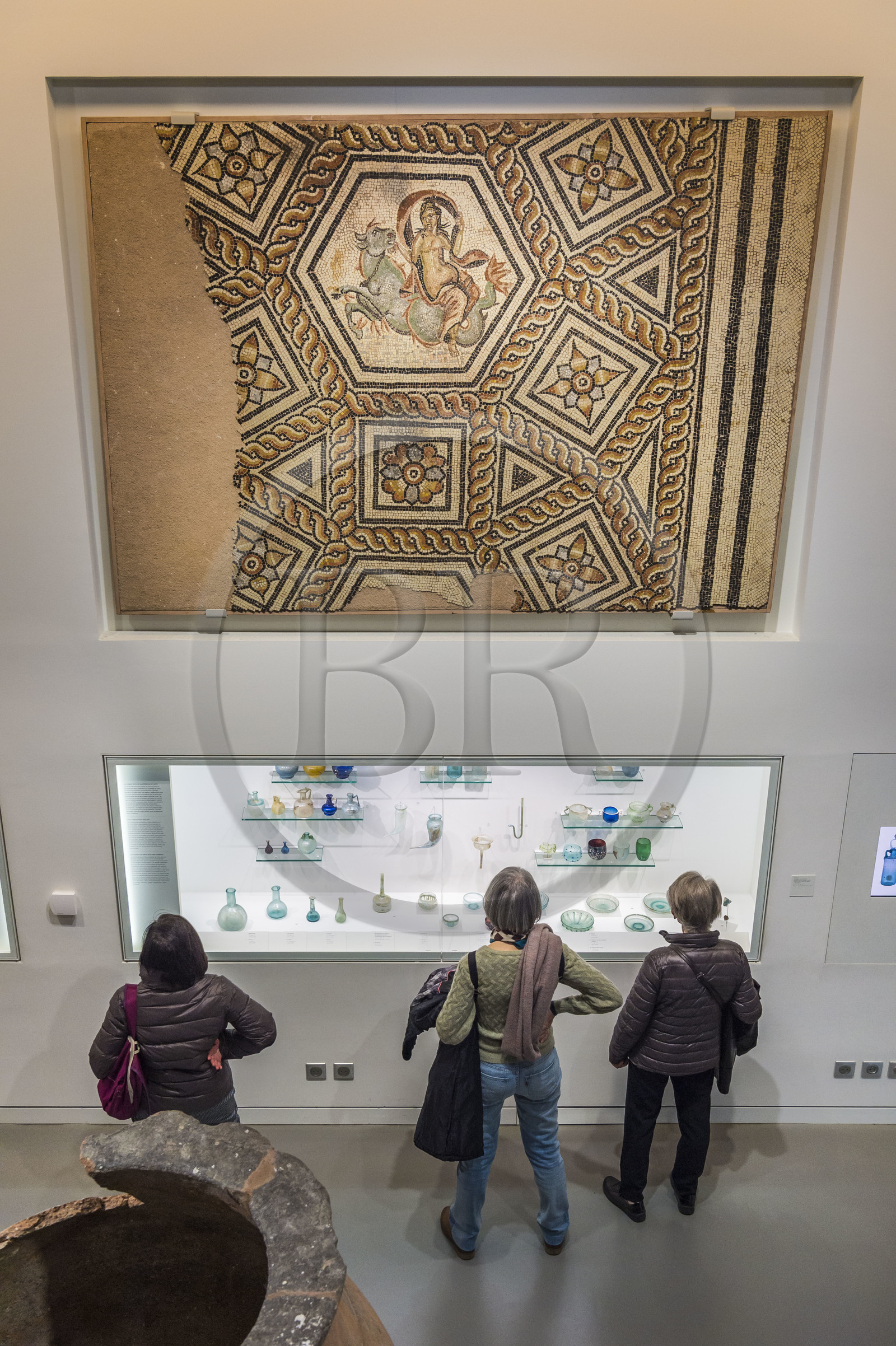 France, Gard (30), Nîmes, Musée de la Romanité de l'architecte Elizabeth de Portzamparc, mosaique romaine représentant une Néréide chevauchant un taureau marin, fin Ier - début IIème siècle ap.J.-C. France, Gard (30), Nîmes, Musée de la Romanité de l'architecte Elizabeth de Portzamparc, mosaique romaine représentant une Néréide chevauchant un taureau marin, fin Ier - début IIème siècle ap.J.-C.