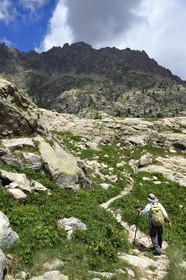 France, Alpes-Maritimes (06), parc national du Mercantour, vallée de la Valmasque, randonneur sur le sentier franchissant le verrou glaciaire