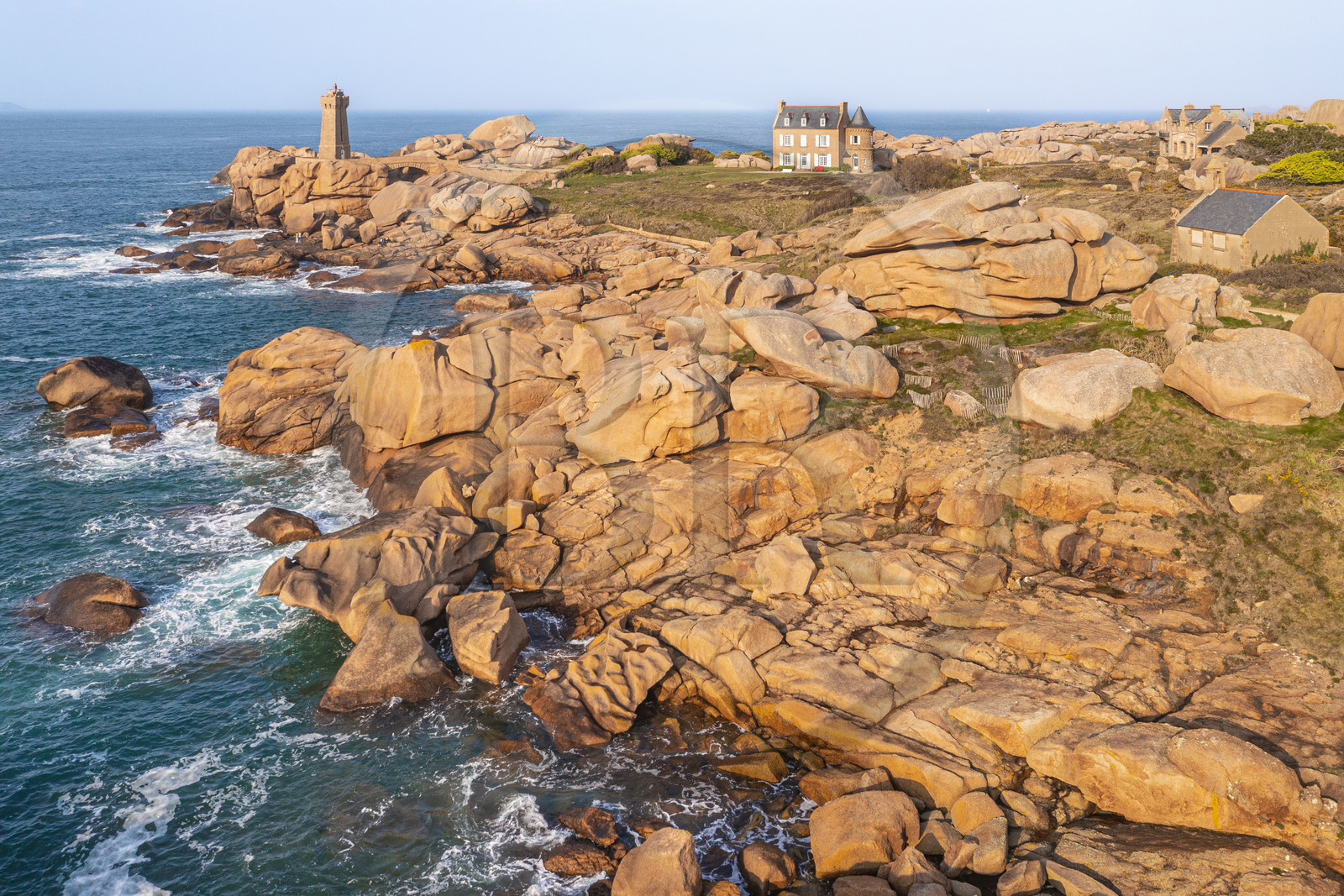 France, Côtes-d'Armor (22), Côte de Granit Rose, Perros-Guirec, Ploumanac'h, pointe de Skewell (Squéouel), le phare de Mean Ruz sur le sentier des Douaniers aussi chemin de Grande Randonnée GR 34 (vue aérienne)