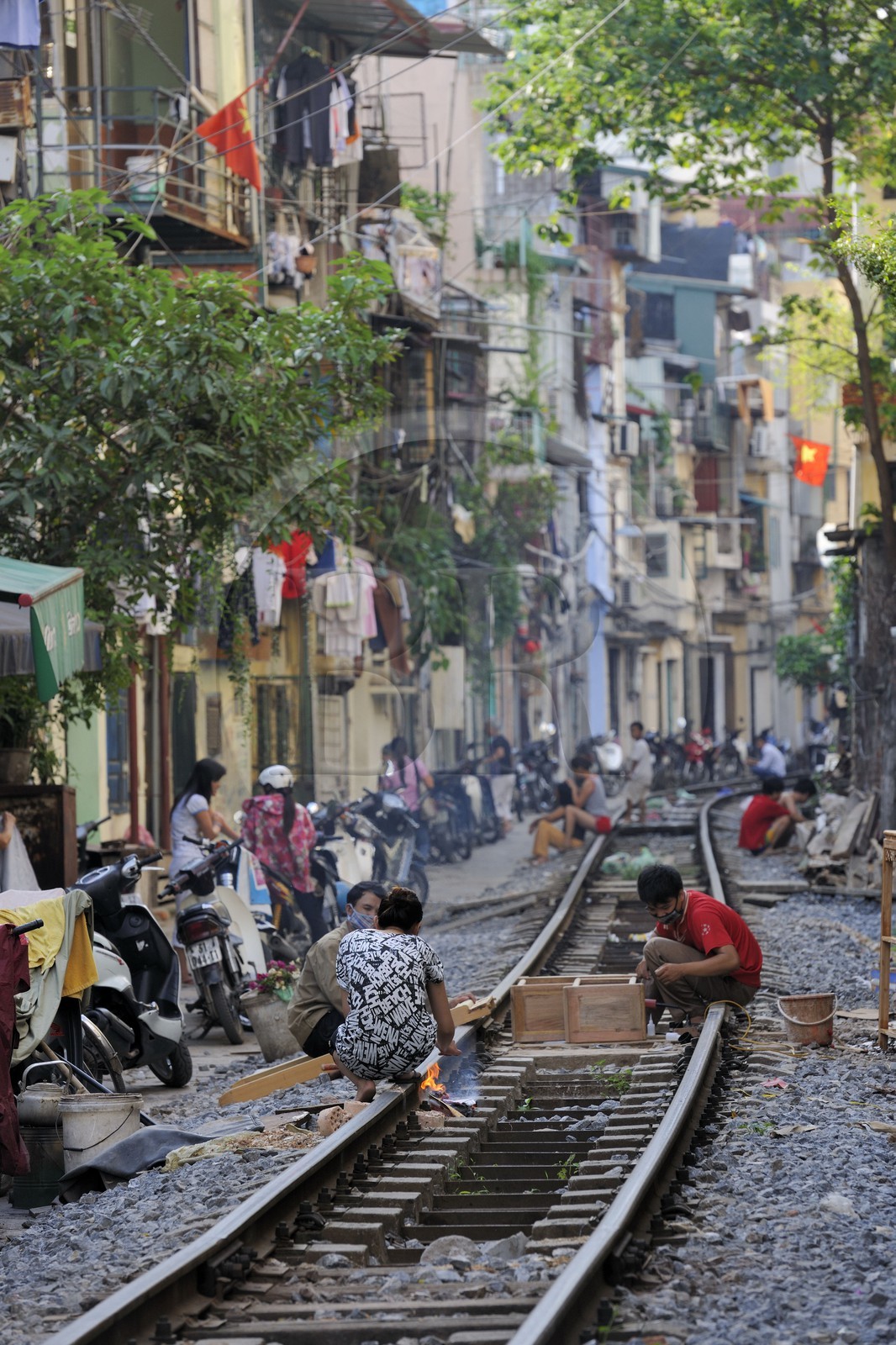Vietnam, Hanoï, voie ferrée qui passe au coeur de la vieille ville
