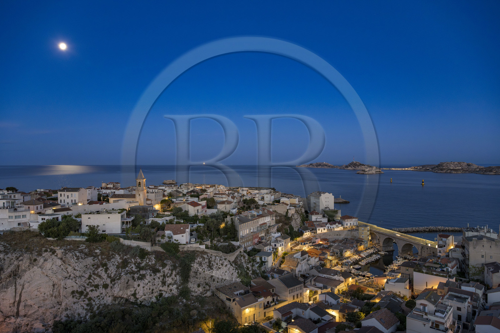 France, Bouches-du-Rhône (13), Marseille, quartier d'Endoume, le Vallon des Auffes, l'archipel du Frioul avec le Chateau d'If en arrière plan