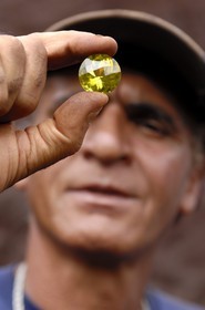 Brésil, Etat du Minas Gerais, région de Ouro Preto, mine à ciel ouvert de pierres précieuses, green gold quarz chauffé qui prend cette couleur jaune-verte (Route de l'or, Estrada Real)