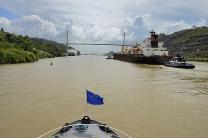 Panama, Canal de Panama, Cargo Panamax et le pont Centenaire (puente Centenario) enjambant le canal