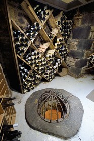 France, Puy-de-Dôme (63), Clermont-Ferrand, rue Pascal, caves en tuf sur trois niveaux de l'Hotel Martial de Grandseigne, niveau du caviste des Caves de GrandSeigne