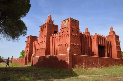 France, Var (83), Fréjus, ancien camp de Caïs, la mosquée soudanaise Missiri achevée en 1930, réplique de la mosquée de Djenné au Mali et inscrite à l'inventaire supplémentaire des monuments historiques