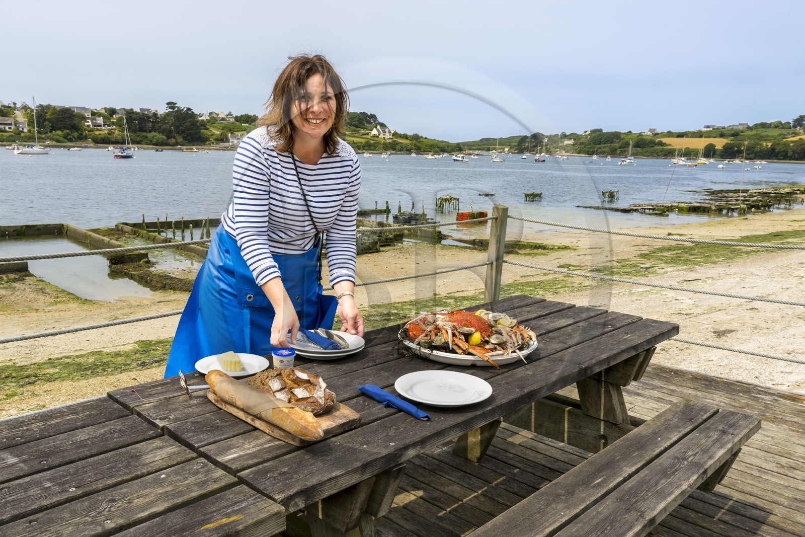 France, Finistère (29), Pays des Abers,  Lannilis, viviers et parc à huitres Prat-Ar-Coum, entreprise ostréicole de la famille d’Yvon Madec sur l'Aber Benoit, Caroline Madec propose un plateau de fruits de mer France, Finistère (29), Pays des Abers,  Lannilis, viviers et parc à huitres Prat-Ar-Coum, entreprise ostréicole de la famille d’Yvon Madec sur l'Aber Benoit, Caroline Madec propose un plateau de fruits de mer