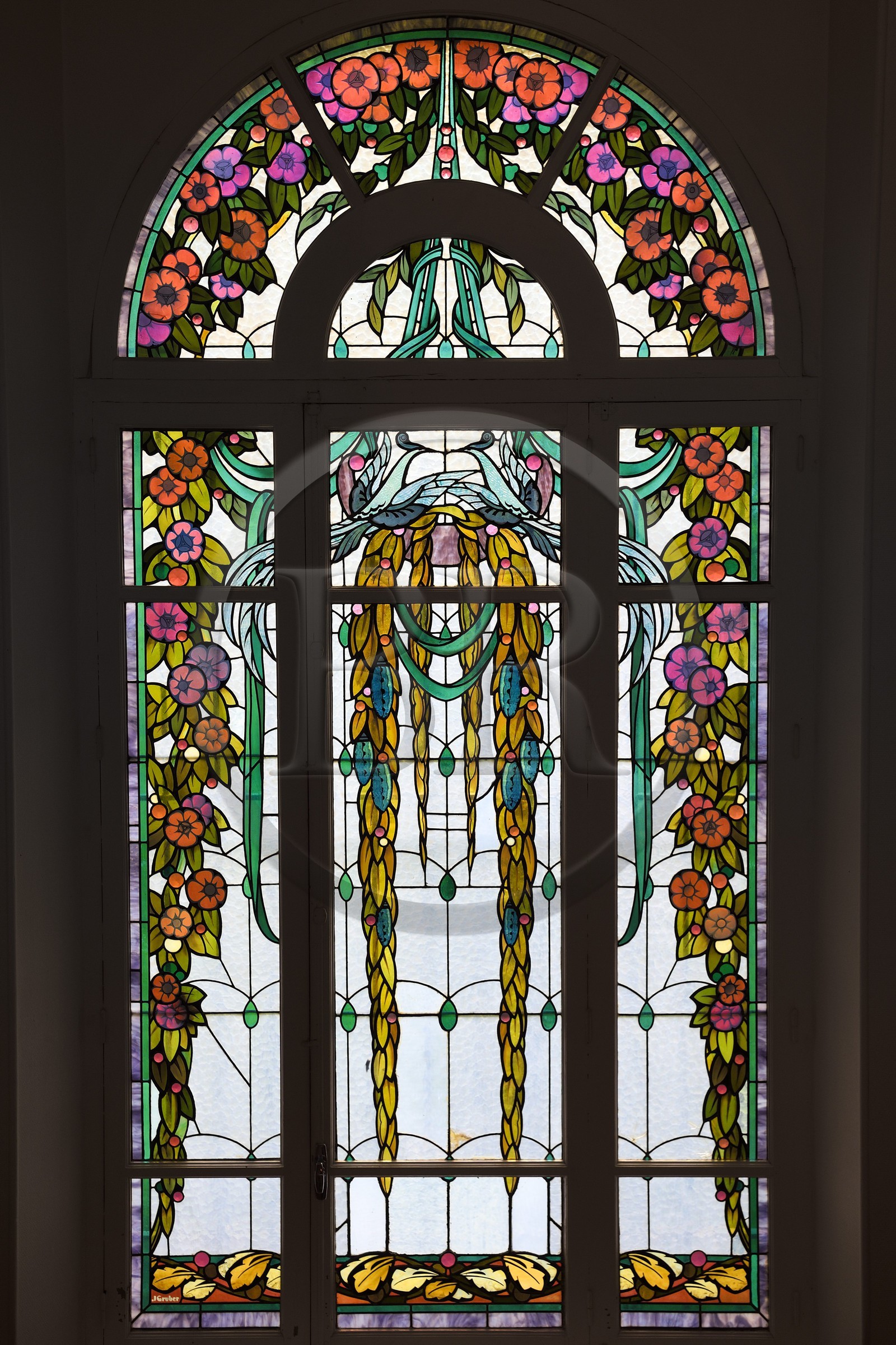 France, Alpes-de-Haute-Provence (04), vallée de l'Ubaye, Jausiers,  Villa mexicaine connue sous le nom de Villa Javelly, vitrail par le maitre-verrier Gruber de l’école de Nancy