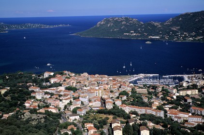 France, Corse-du-Sud (2A), la vieille ville de Porto-Vecchio surplombant le golfe (vue aérienne)