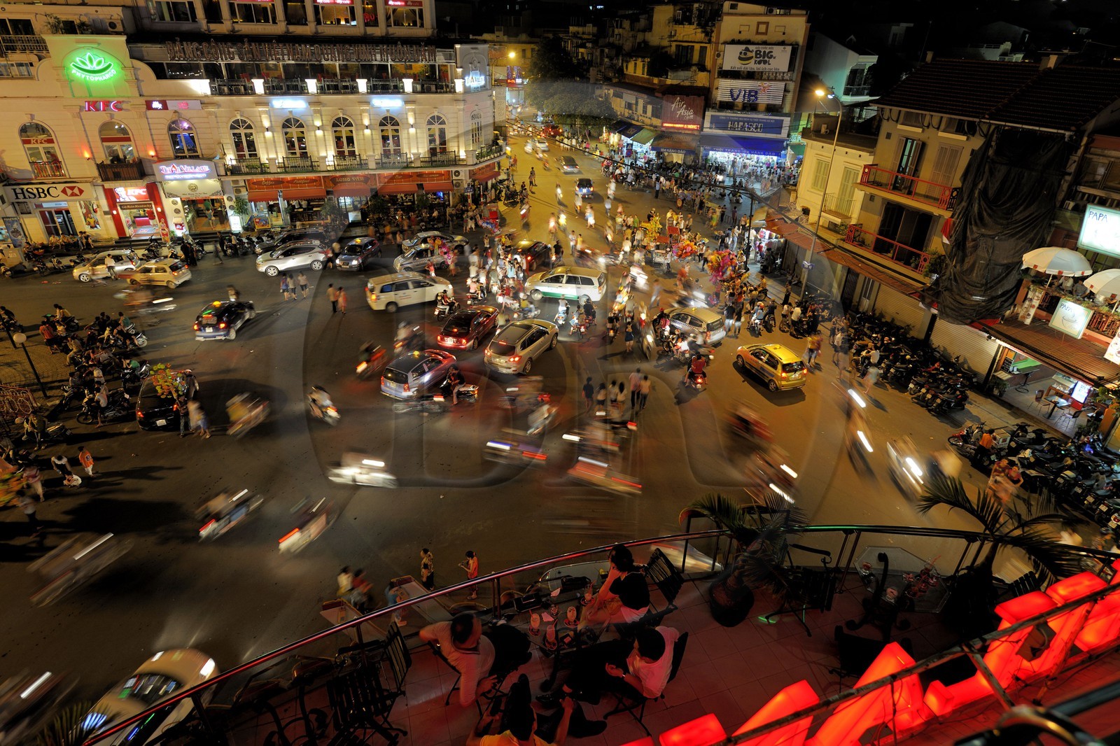 Vietnam, Hanoï, vieille ville, intense circulation sur le rond point au nord du lac Hoan Kiem appelé lac de l'épée restituée depuis le Legends Beer