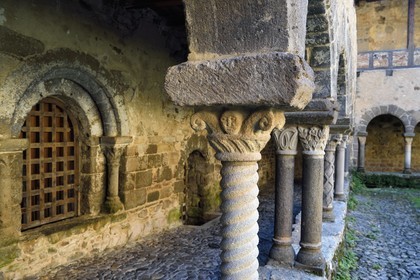 France, Haute-Loire (43), Lavaudieu, labellisé Les Plus Beaux Villages de France, Abbaye Saint-André de style roman auvergnat, le cloitre