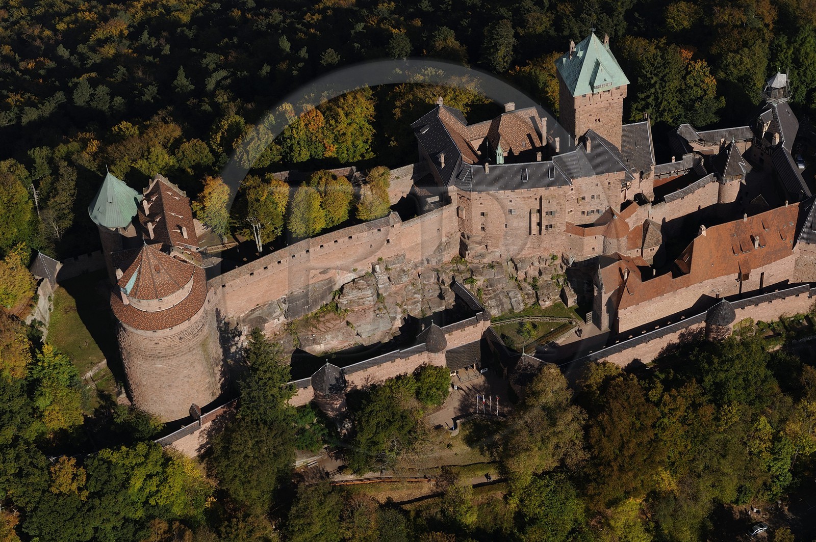 France, Bas-Rhin (67), le château du Haut-Koenigsbourg dans la forêt des Vosges (photo aérienne)