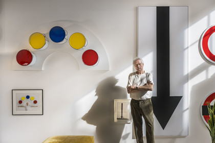 France, Paris (75), l'artiste plasticien Jean-Pierre Raynaud dans son appartement atelier