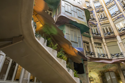 Espagne, Catalogne, Barcelone, quartier de l'Eixample, Passeig de Gracia, Pedrera ou Casa Mila (1905-1910) de l'architecte du modernisme catalan Antoni Gaudi, site classé au Patrimoine Mondial de l'UNESCO, escalier principal dans la grande cour