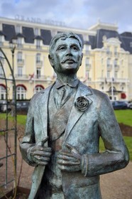 France, Calvados (14), Pays d'Auge, la côte Fleurie, Cabourg, statue de Marcel Proust réalisée par Edgar Duvivier dans les jardins du Casino et du Grand Hotel (en arrière plan)