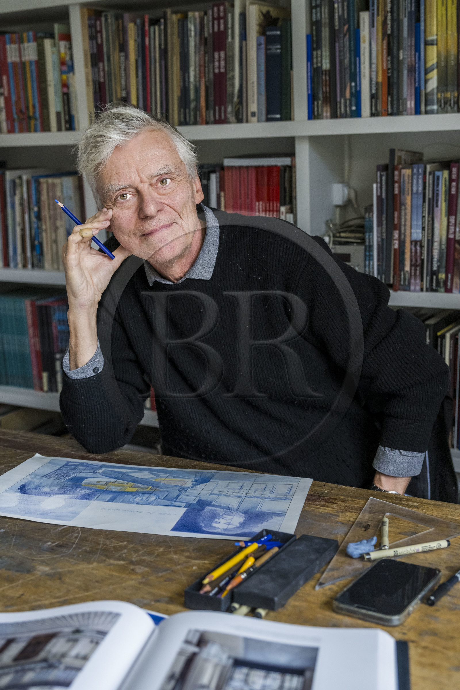 France, Paris (75), le dessinateur et auteur de bande-dessinée François Schuiten dans son atelier parisien France, Paris (75), le dessinateur et auteur de bande-dessinée François Schuiten dans son atelier parisien