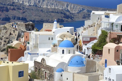 Grèce, Les Cyclades, mer Égée, île de Santorin (Thira ou Théra), le village de Oia qui surplombe la Caldera, la rue principale