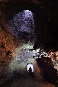 France, Puy-de-Dôme (63), Clermont-Ferrand, membre de l'association ACAVIC (Amis des Caves du Vieux Clermont) dans les galeries creusées dans les sous-sols en tuf du Conservatoire (ancien Lycée Blaise Pascal), puit d'aération en haut