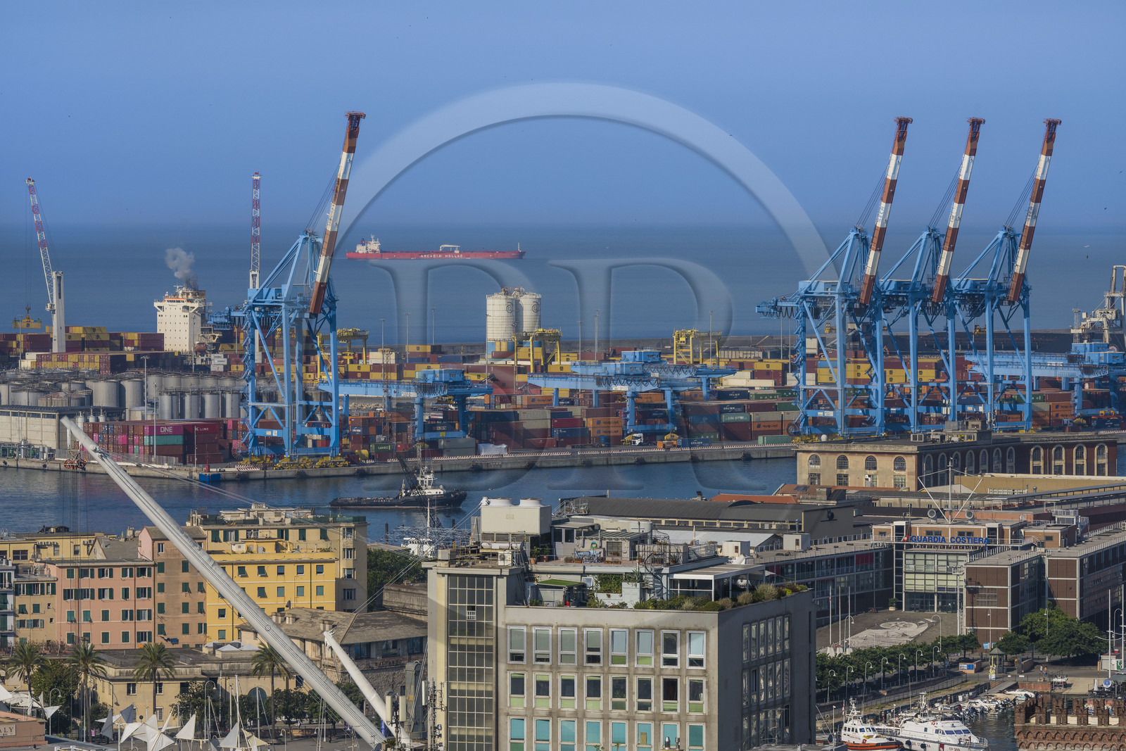 Italie, Ligurie, Gênes, les conteneurs et les grues dans le port commercial