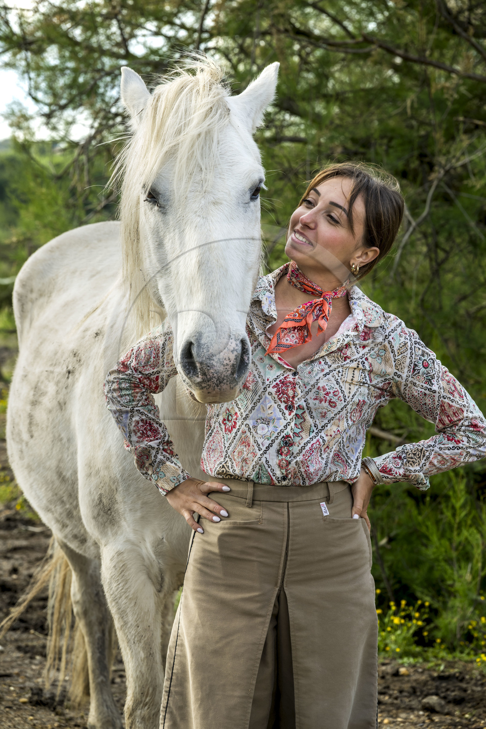 France, Gard (30), Saint-Gilles du Gard, manade Pierre Aubanel & fils, gardian bénévole au féminin Celia Boulaire avec un cheval camarguais