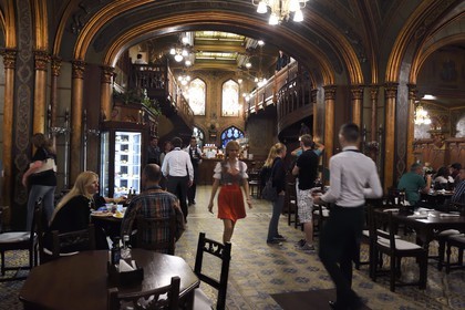 Roumanie, Bucharest, centre historique, la célèbre brasserie Caru cu bere créée en 1899 dans le quartier Lipscani