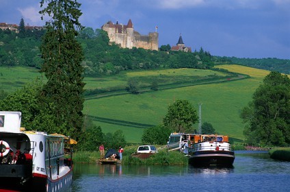 France, Côte-d'Or (21), des péniches sur le canal de Bourgogne au niveau du village de Vandenesse