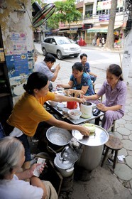 Vietnam, Hanoï, vendeuse de soupe Pho, plat national vietnamien