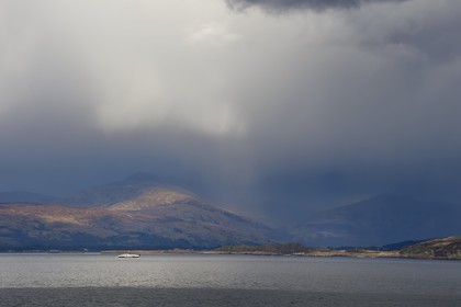 Royaume-Uni, Ecosse, Highland, Hébrides intérieures, Loch Linnhe, paysage de pluie sur la route du ferry reliant Craignure sur l'Ile de Mull à Oban