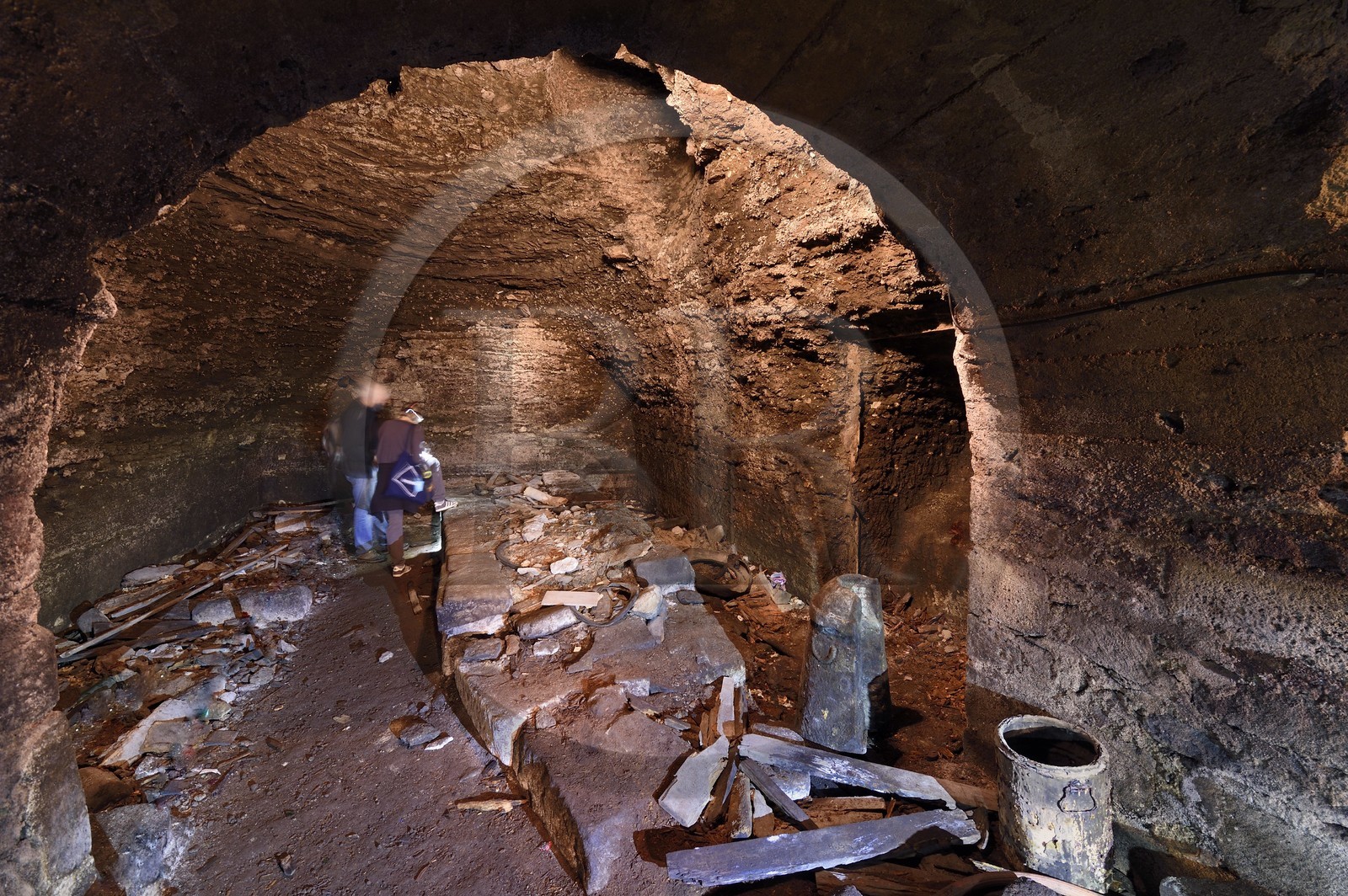 France, Puy-de-Dôme (63), Clermont-Ferrand, membres de l'association ACAVIC (Amis des Caves du Vieux Clermont) dans les galeries creusées dans les sous-sols en tuf du Conservatoire (ancien Lycée Blaise Pascal)