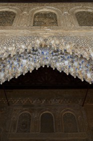 Espagne, Andalousie, Grenade, Palais nasrides de l'Alhambra, classé Patrimoine Mondial de l'UNESCO, Palais de Comares, accés à la Salle de la Barque (Sala de la Barca) en passant sous un arc en ogive de mocarabes de la galerie nord de la Cour des Myrtes (Patio de los Arrayanes)