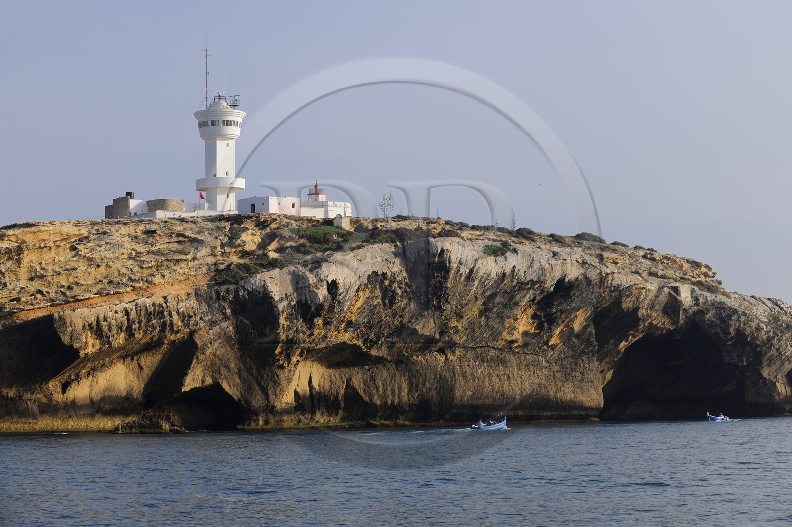 Maroc, région de l'Oriental, tour de contrôle au dessus du port de pêche et de plaisance de Ras Kebdana (Cap de l'Eau ou Cabo de Agua)