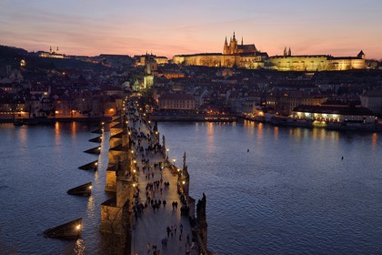 République Tchèque, Prague, centre historique classé Patrimoine Mondial de l' UNESCO, le pont Charles (Karluv Most ou Karlov Most) sur la rivière Vltava et la cathédrale Saint-Guy surplombant le chateau Royal en arrière plan