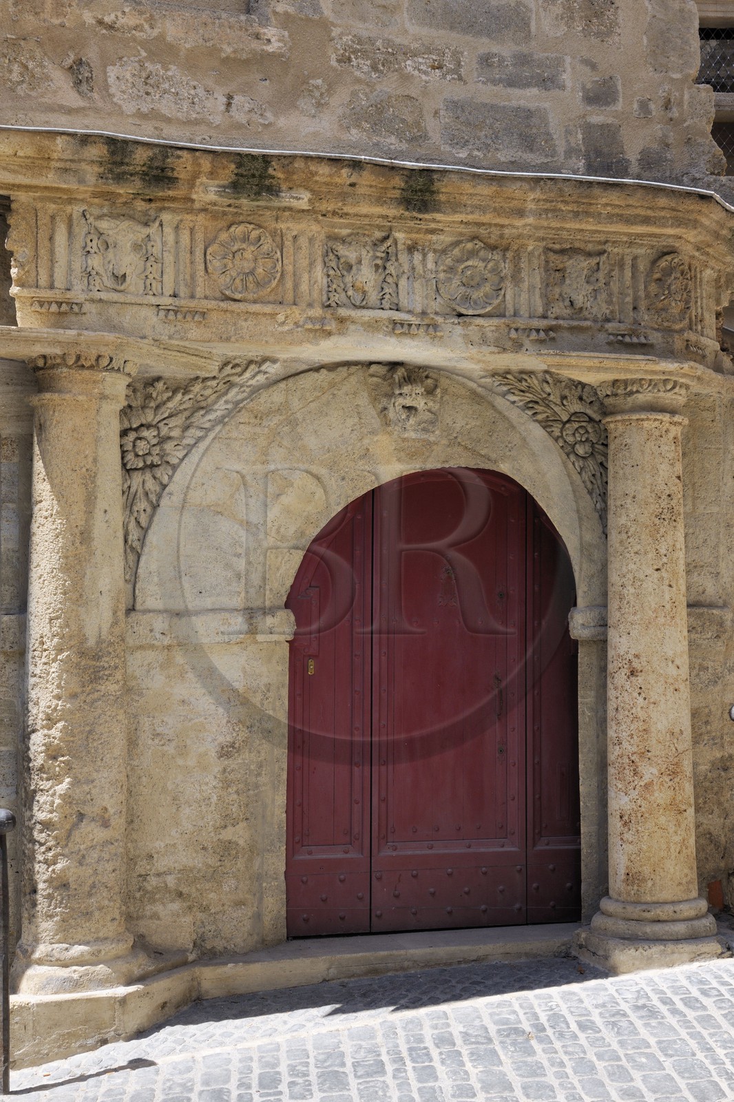 France, Hérault (34), Pézenas, vieille ville, porte de l' hôtel d'Agde de Fondousse (16-17ème siècle) rue des d'André