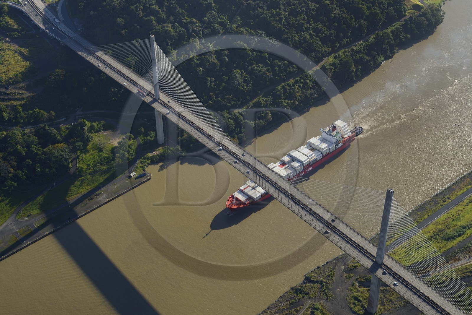 Panama, Canal de Panama, un Cargo Panamax porte-conteneurs passant sous le pont Centenaire (puente Centenario) enjambant le canal (vue aérienne)