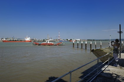 France, Seine-Maritime (76), Quillebeuf-sur-Seine dans l'Eure, bac effectuant la traversée de la Seine et raffinerie de Port-Jérôme