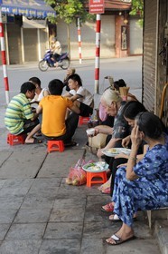 Vietnam, Hanoï, quartier des 36 rues dans la vieille ville, restaurant de petits déjeuners sur le trottoir
